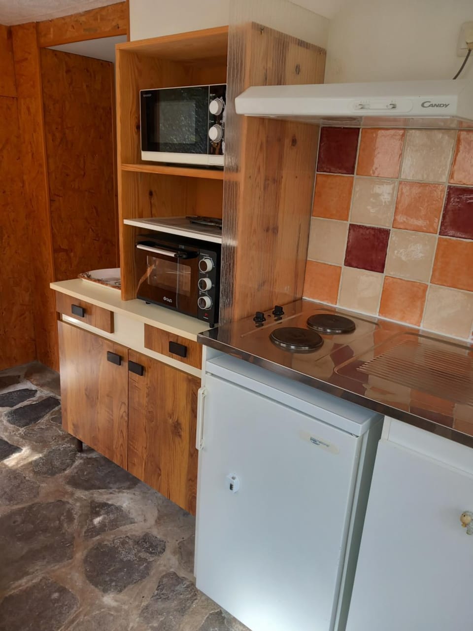 Kitchen or kitchenette, oven