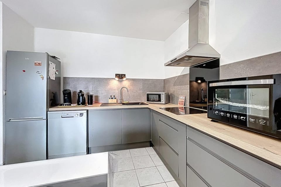 Coffee/tea facilities, Kitchen or kitchenette, dishwasher, oven, stove