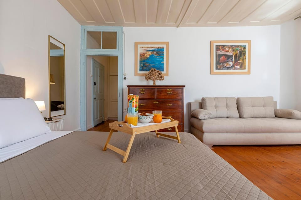 Bed, Photo of the whole room, Seating area, Bedroom