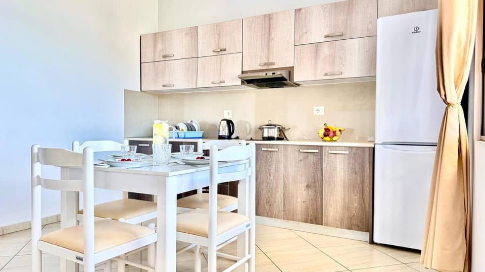 Coffee/tea facilities, Kitchen or kitchenette, Dining area, stove