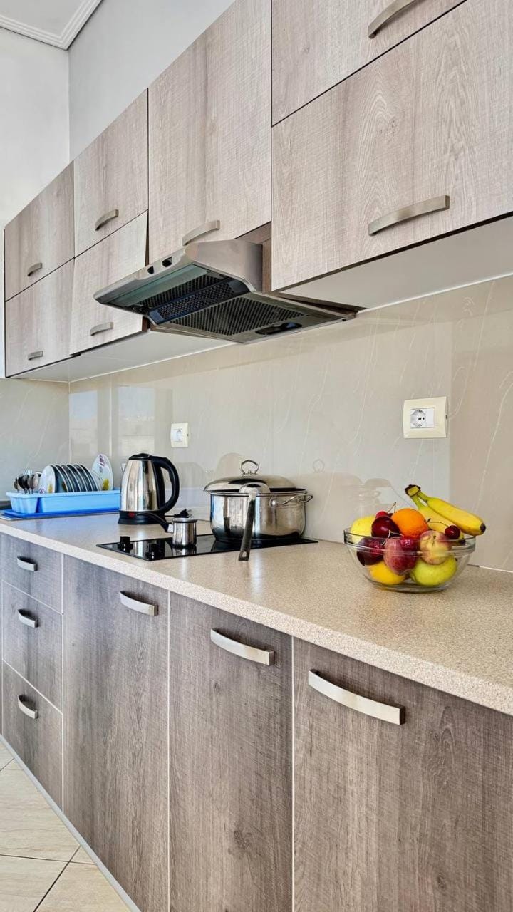 Coffee/tea facilities, Kitchen or kitchenette, stove