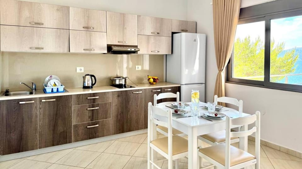 Coffee/tea facilities, Kitchen or kitchenette, Dining area, stove