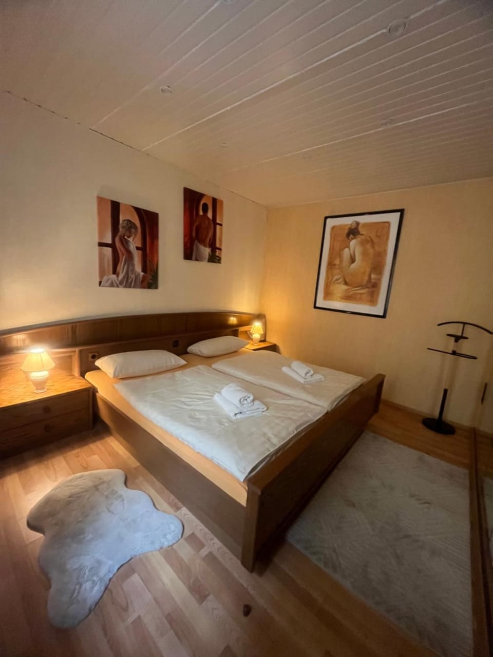 Bed, Photo of the whole room, Bedroom, towels