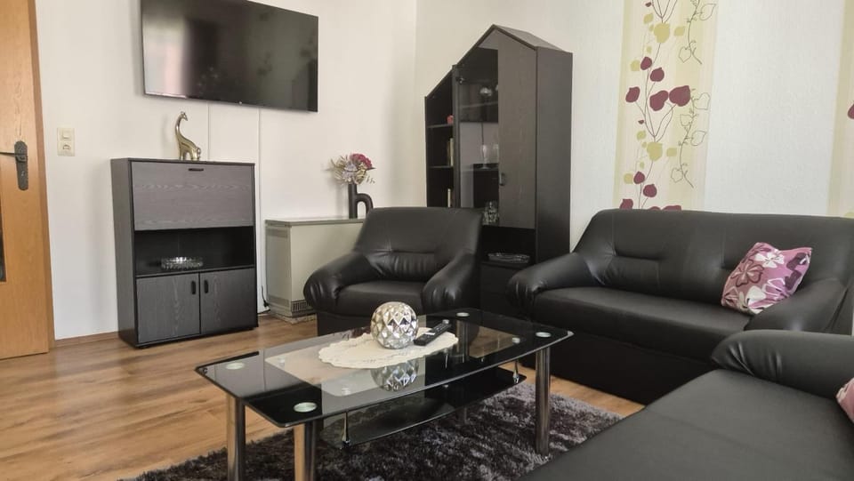 TV and multimedia, Living room, Seating area, Evening entertainment