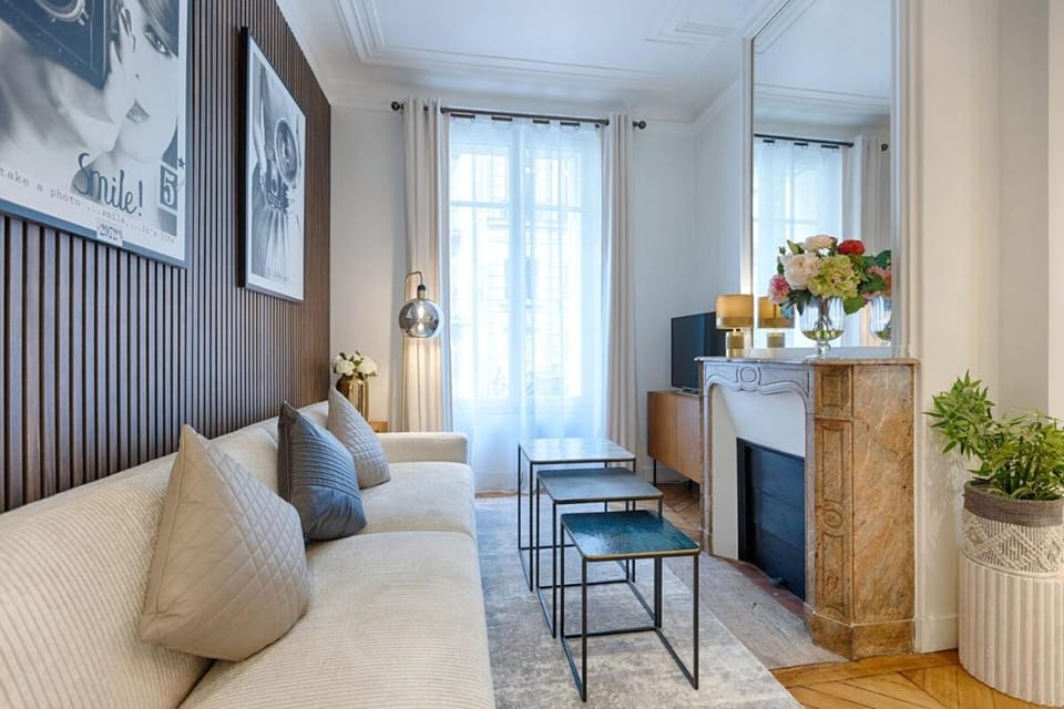 Luxury 2-Bedroom for 6 - Avenue Montaigne Apartment in Paris