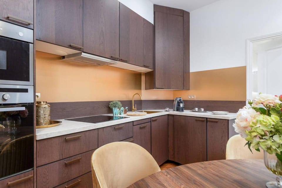 Luxury 2-Bedroom for 6 - Avenue Montaigne Apartment in Paris