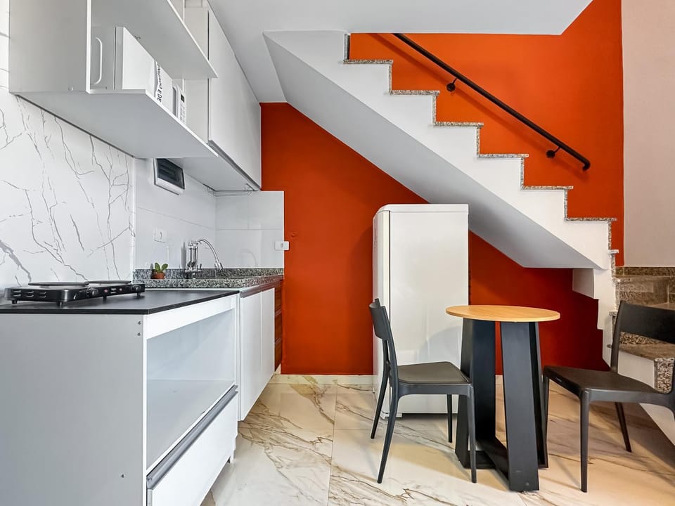 Kitchen or kitchenette, Dining area, microwave, stove