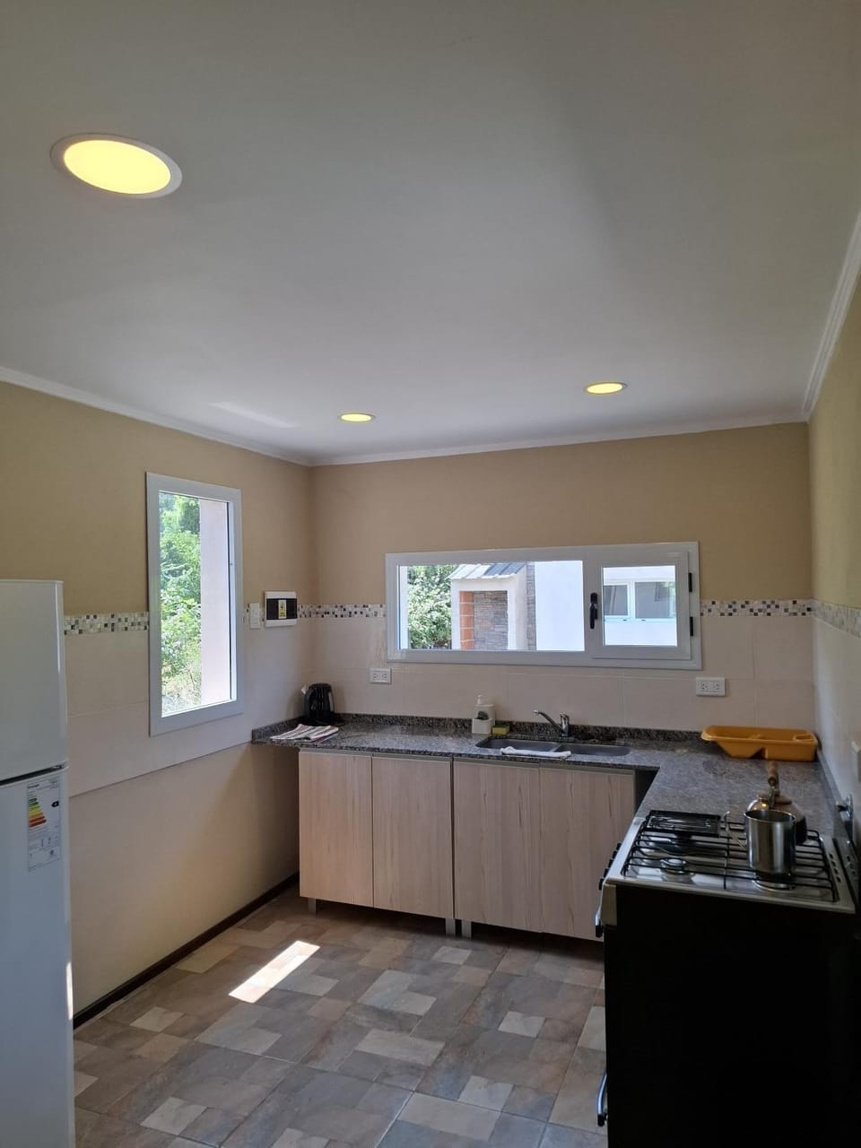 Kitchen or kitchenette, dishwasher, oven