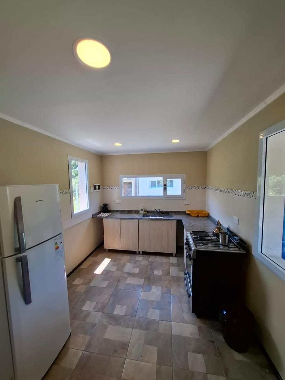 Kitchen or kitchenette, dishwasher, oven