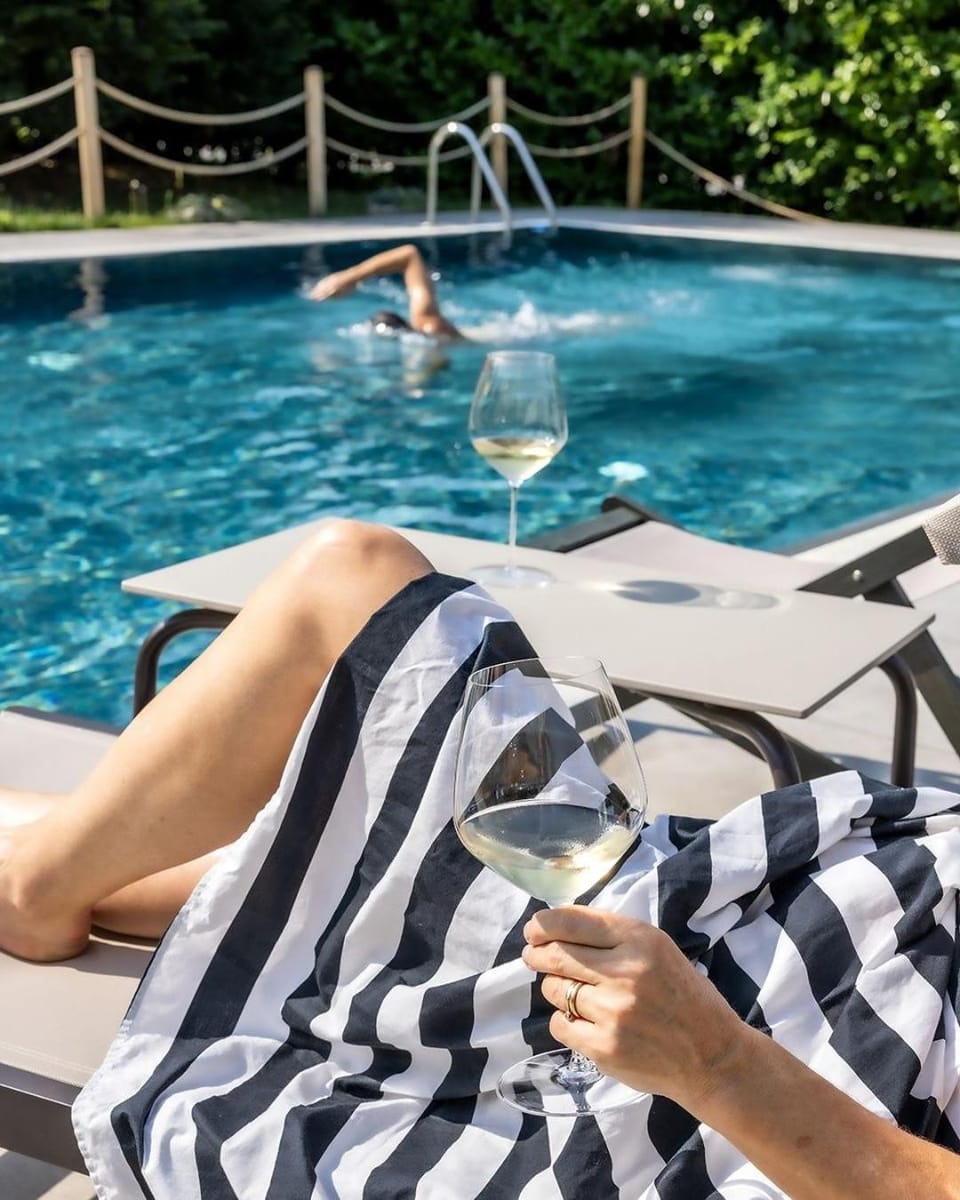 Natural landscape, Pool view, Swimming pool, Swimming pool, Drinks, Alcoholic drinks, sunbed