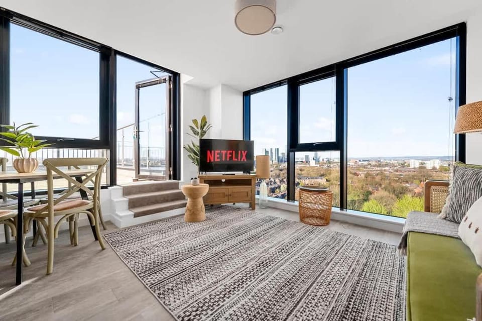 1 Bed Old Trafford Flat Rooftop Views Apartment in Stretford
