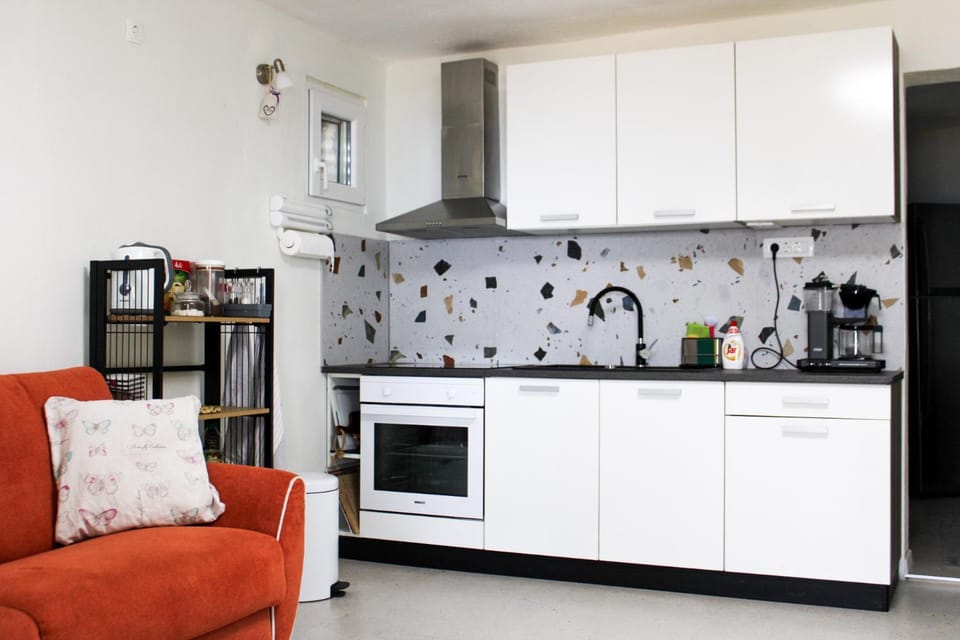 Kitchen or kitchenette, oven, stove