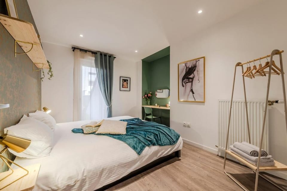 Bed, Photo of the whole room, Bedroom, towels