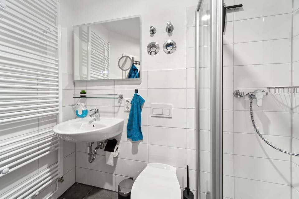 Shower, Toilet, Bathroom, towels