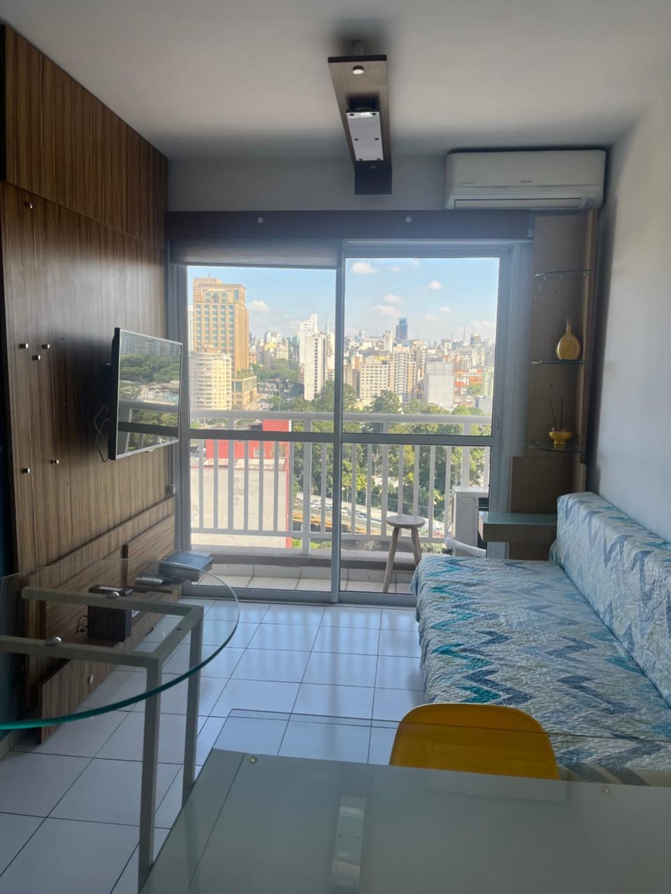Bed, View (from property/room), Balcony/Terrace, Living room, Seating area, City view