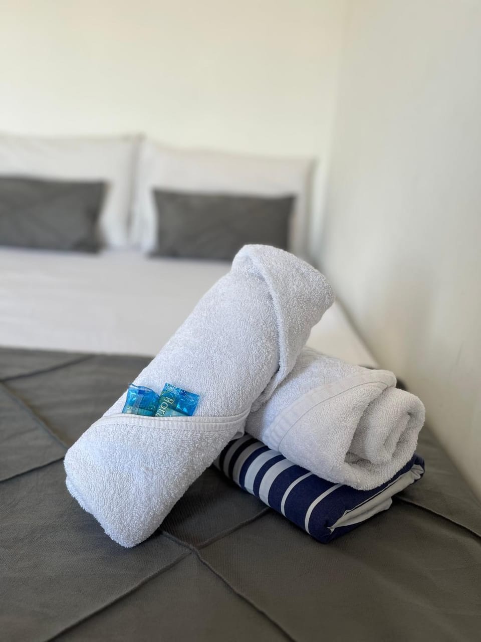 Bed, Bedroom, towels