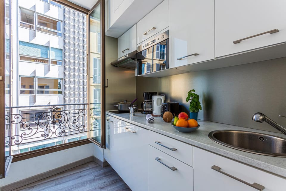Kitchen or kitchenette, dishwasher, stove