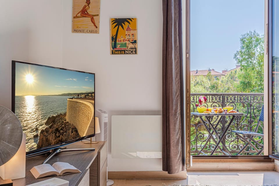 Communal lounge/ TV room, View (from property/room), Balcony/Terrace