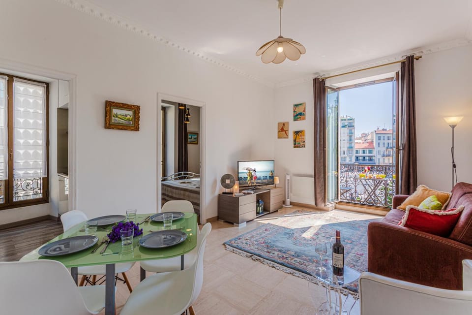 Communal lounge/ TV room, Balcony/Terrace