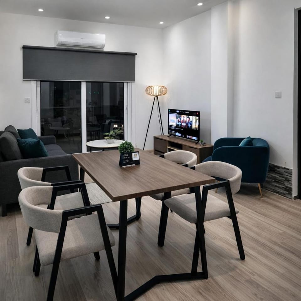 TV and multimedia, Living room, Seating area, Dining area