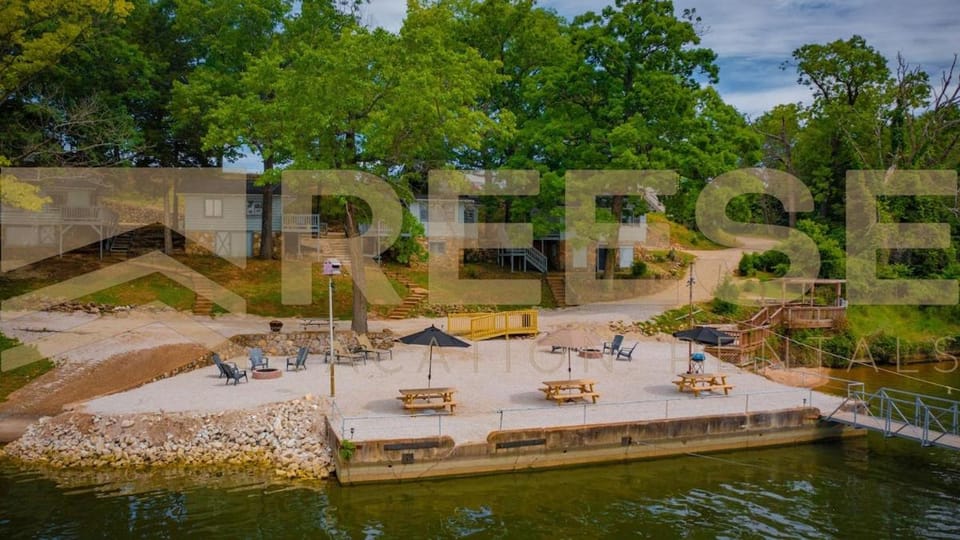 Large Beach Cabin Cabin in Lake of the Ozarks