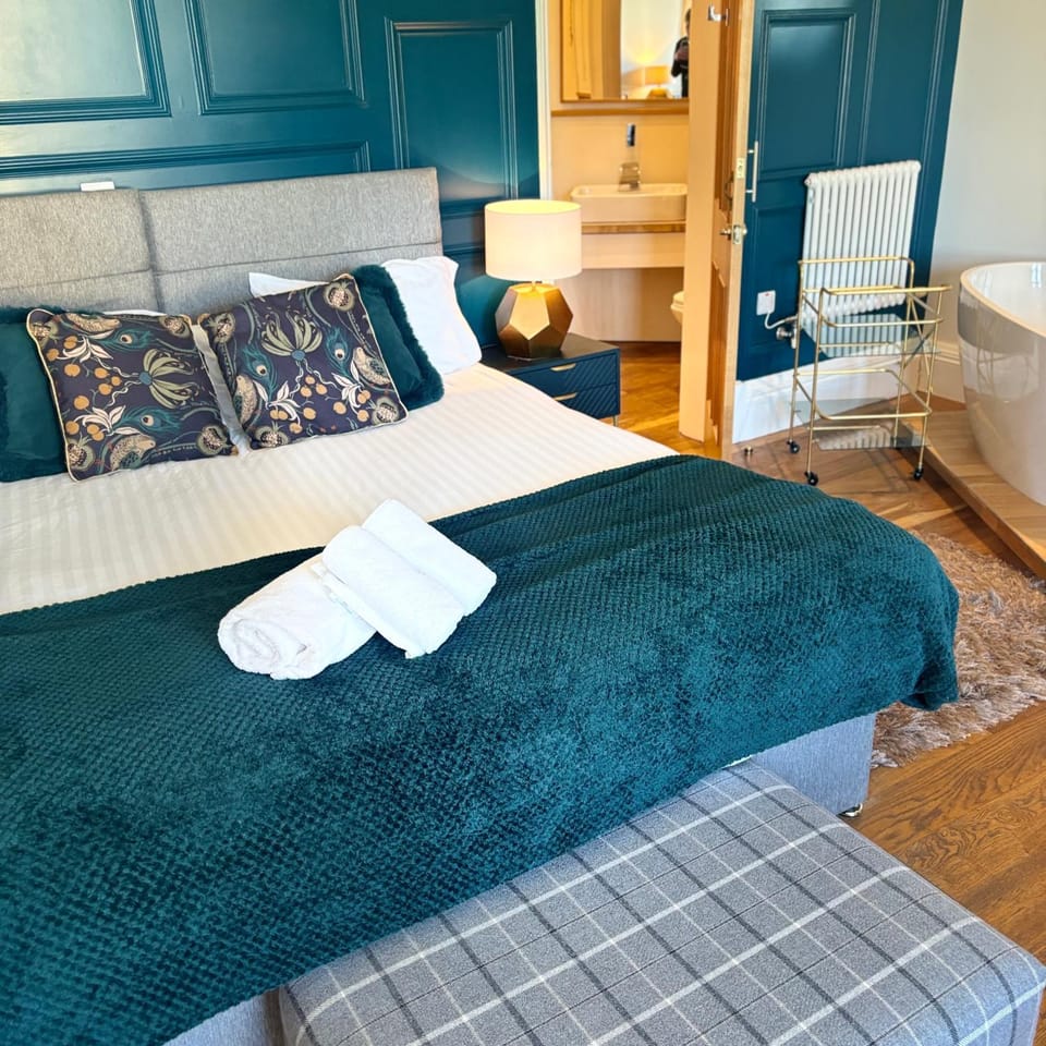 Bed, Bedroom, towels