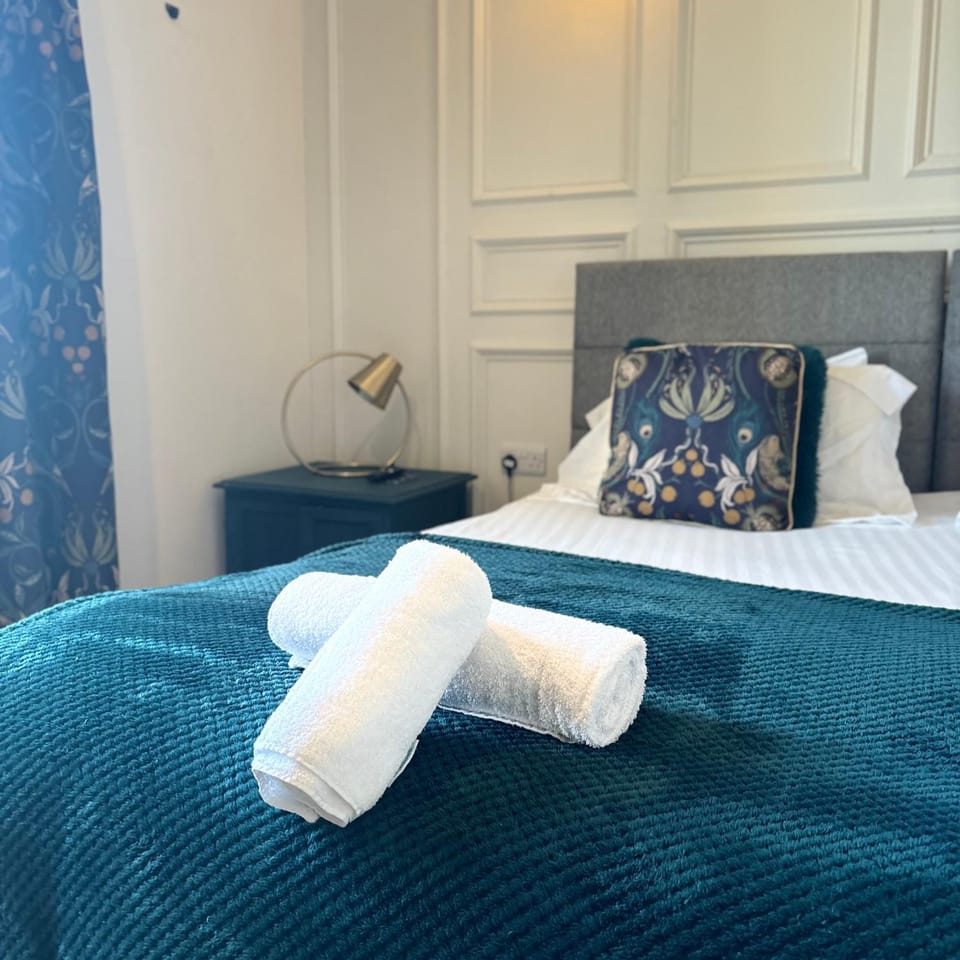 Bed, Bedroom, towels