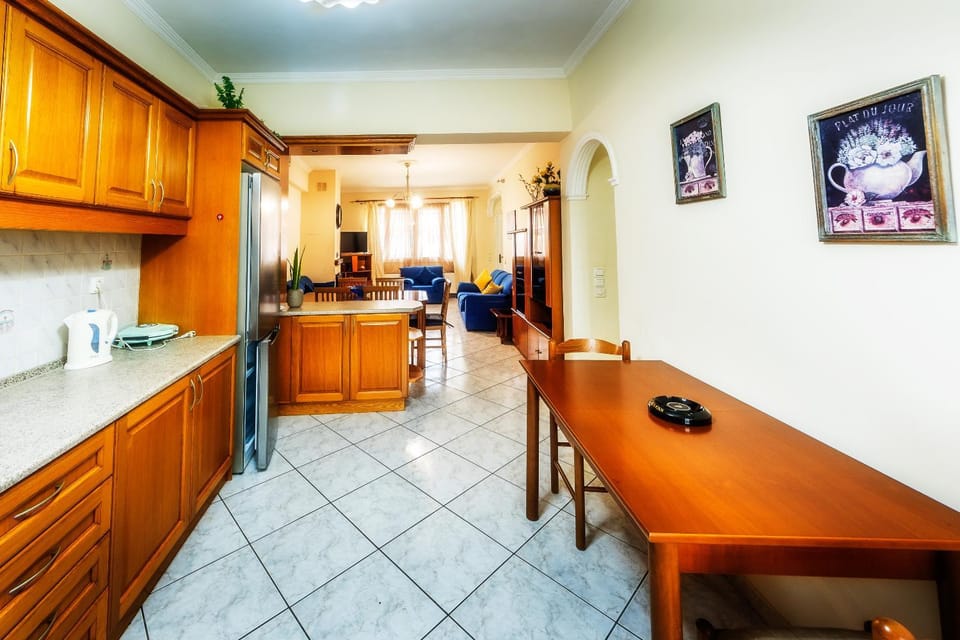 Kitchen or kitchenette, Dining area, oven