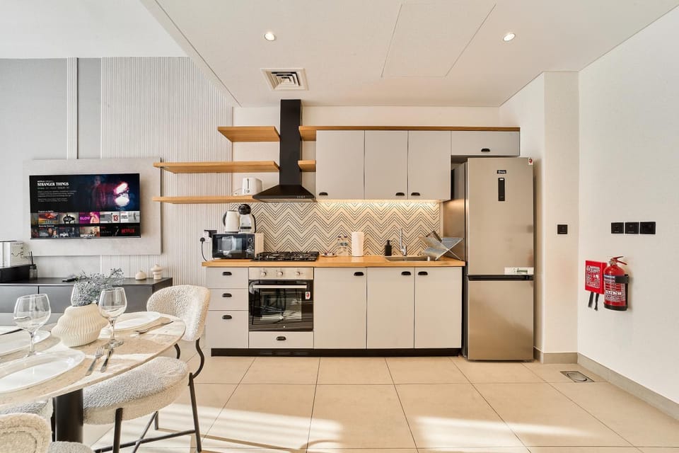 TV and multimedia, Coffee/tea facilities, Kitchen or kitchenette, Dining area, oven, stove