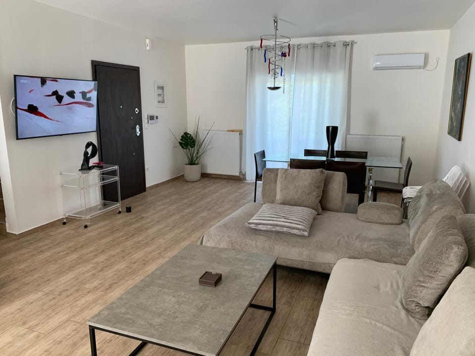 Communal lounge/ TV room, Living room, Seating area, Dining area, air conditioner