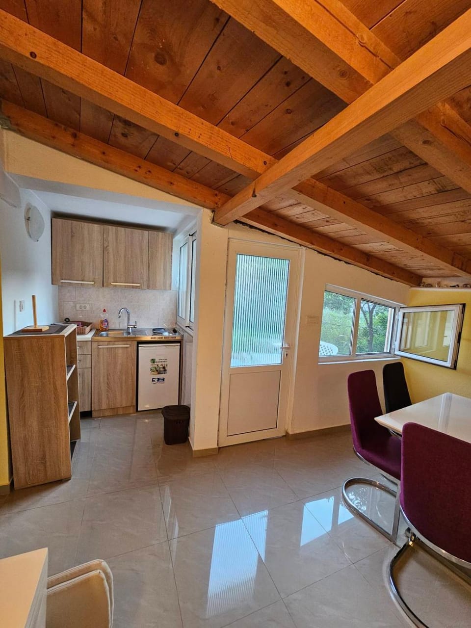Kitchen or kitchenette, Dining area