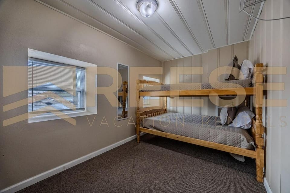 Mid-Century Cabin Cabin in Lake of the Ozarks