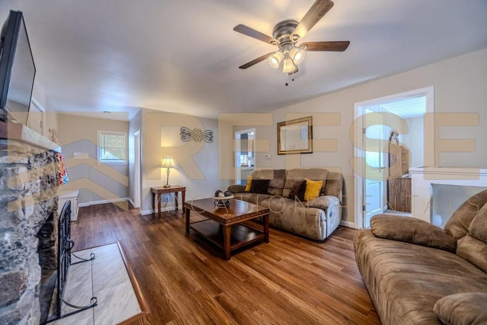 Mid-Century Cabin Cabin in Lake of the Ozarks