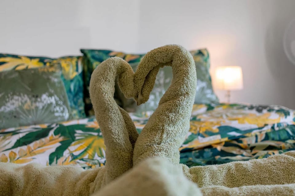 Bed, Photo of the whole room, Decorative detail, Decorative detail, Bedroom, Pets, internet, internet, pet friendly, towels