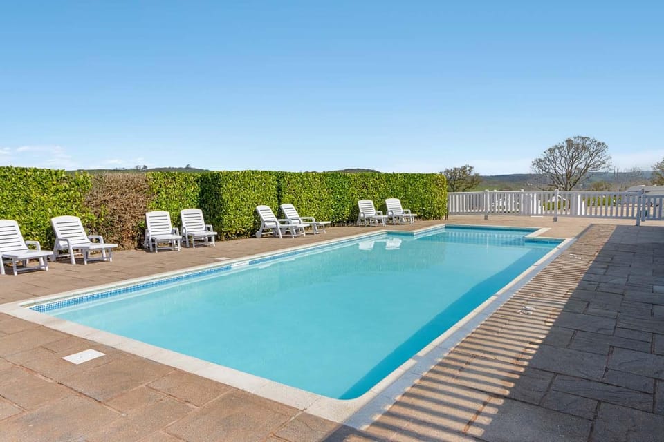 Day, Natural landscape, Swimming pool, sunbed