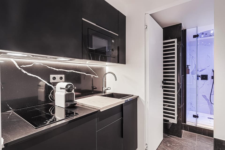 Coffee/tea facilities, Kitchen or kitchenette, microwave, stove