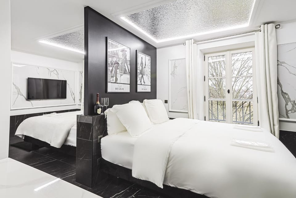 Bed, TV and multimedia, Photo of the whole room, Bedroom