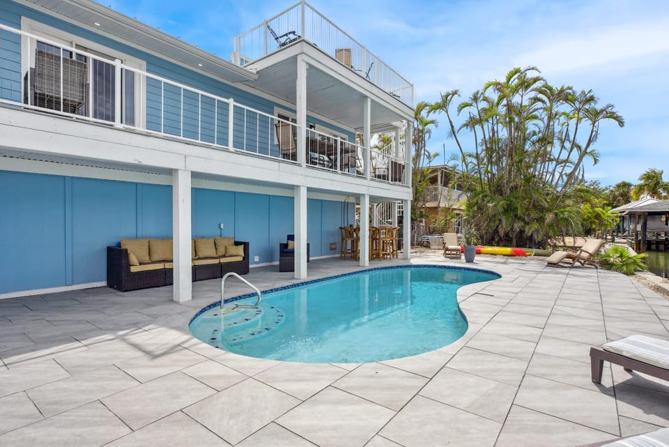 Upper Deck by Sun Palace House in Estero Island