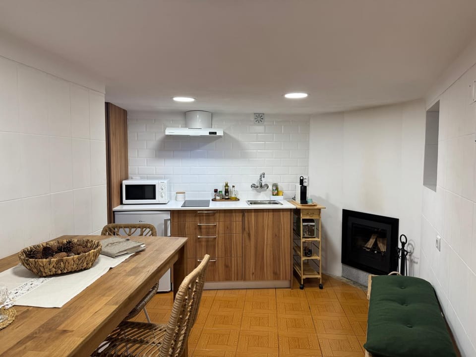 Coffee/tea facilities, Kitchen or kitchenette, Dining area, toaster