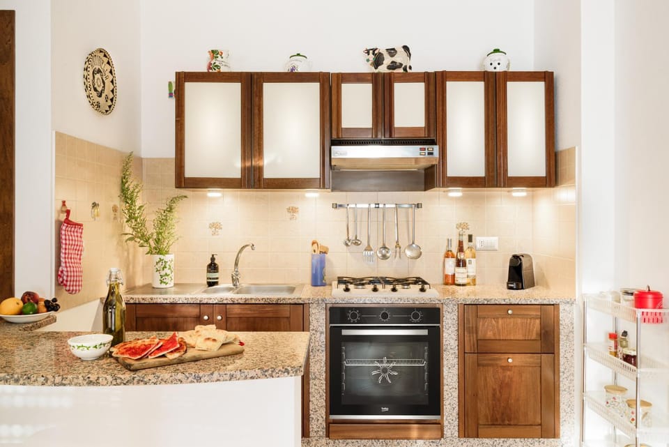 Coffee/tea facilities, Kitchen or kitchenette, oven