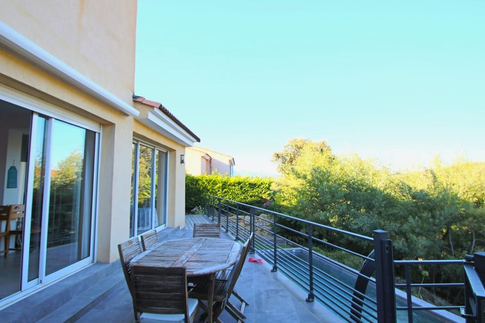 Property building, Garden, Balcony/Terrace, Dining area