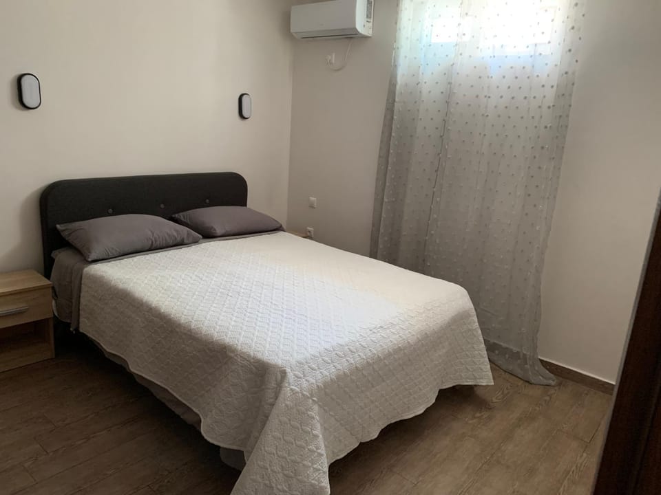 Bed, Bedroom, air conditioner