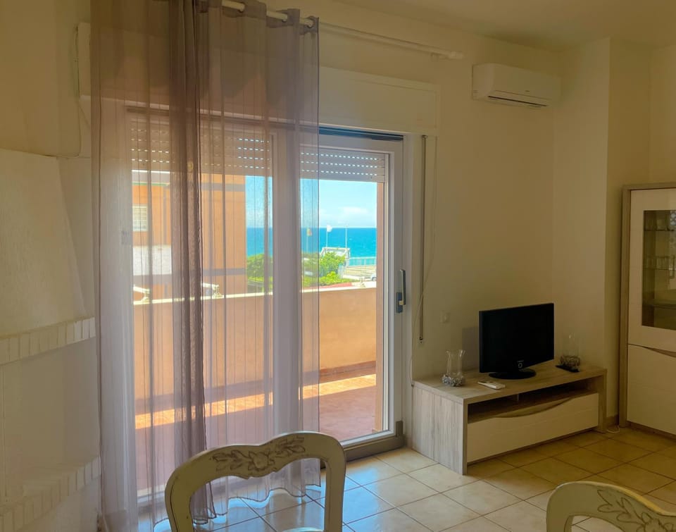 Natural landscape, TV and multimedia, Living room, Seating area, Evening entertainment, air conditioner