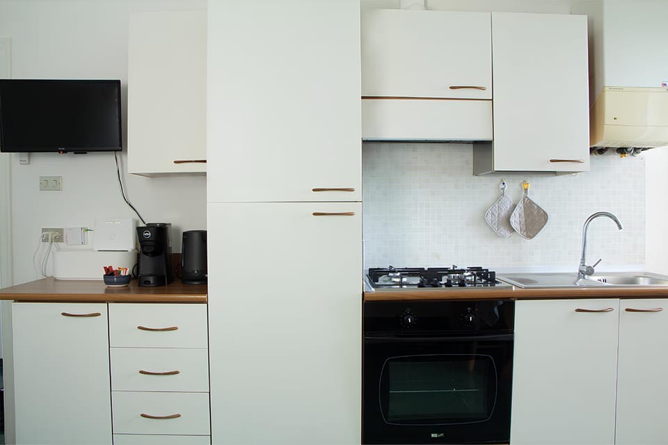 Coffee/tea facilities, Kitchen or kitchenette, stove