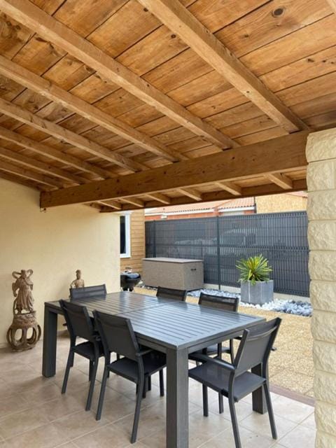 Patio, Dining area