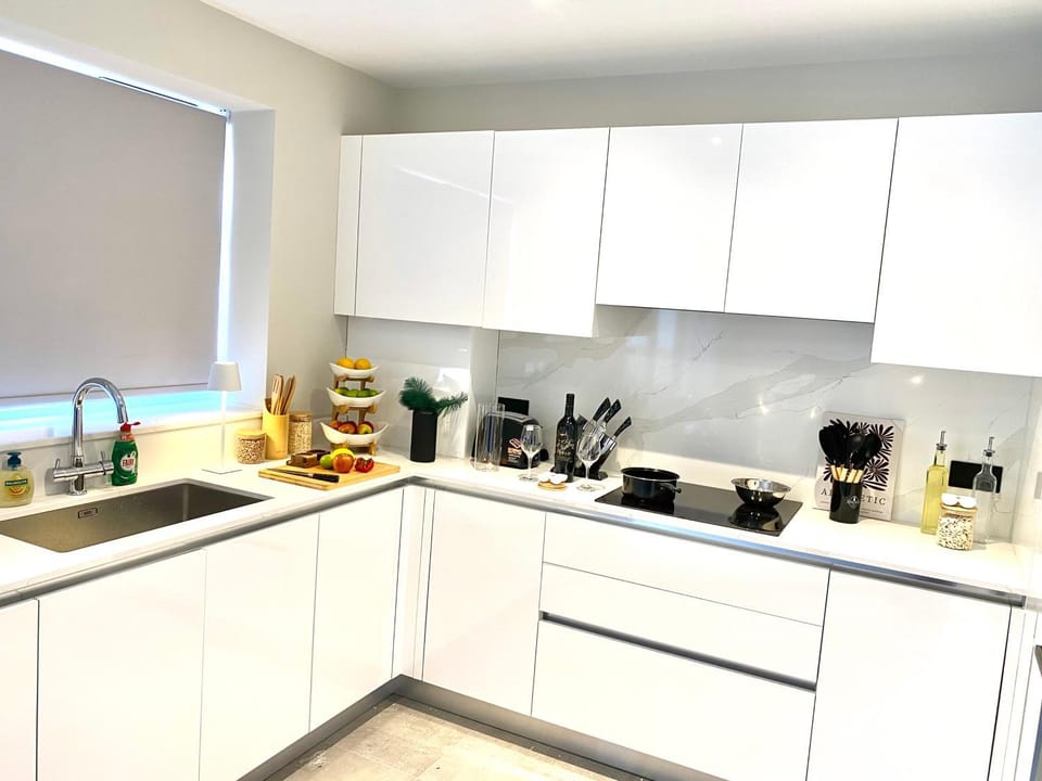 The Spa Nook with Hot Tub, Sauna and Room for 8 House in Enfield