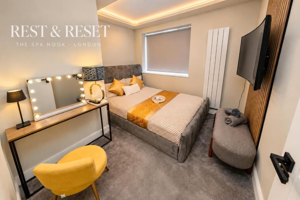 The Spa Nook with Hot Tub, Sauna and Room for 8 House in Enfield