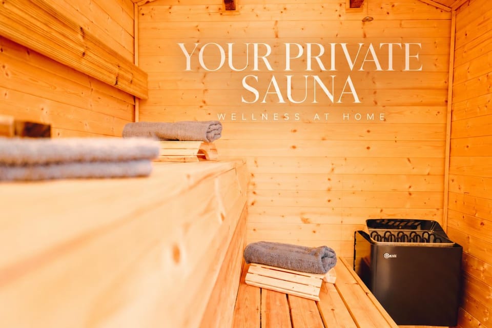 The Spa Nook with Hot Tub, Sauna and Room for 8 House in Enfield