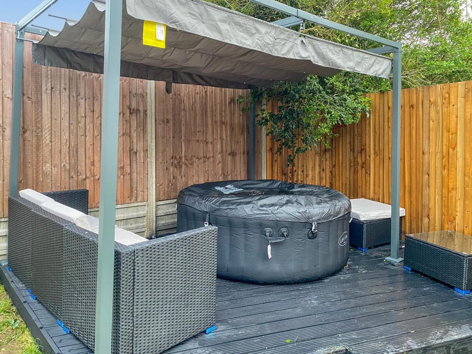 The Spa Nook with Hot Tub, Sauna and Room for 8 House in Enfield