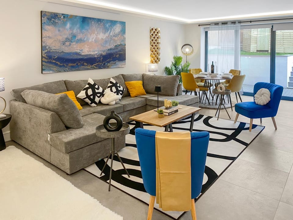 The Spa Nook with Hot Tub, Sauna and Room for 8 House in Enfield